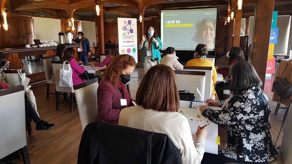 Novedoso taller de técnicas de negociación con foco en mujeres destaca entre las actividades de ProChile en el marco del 26EE