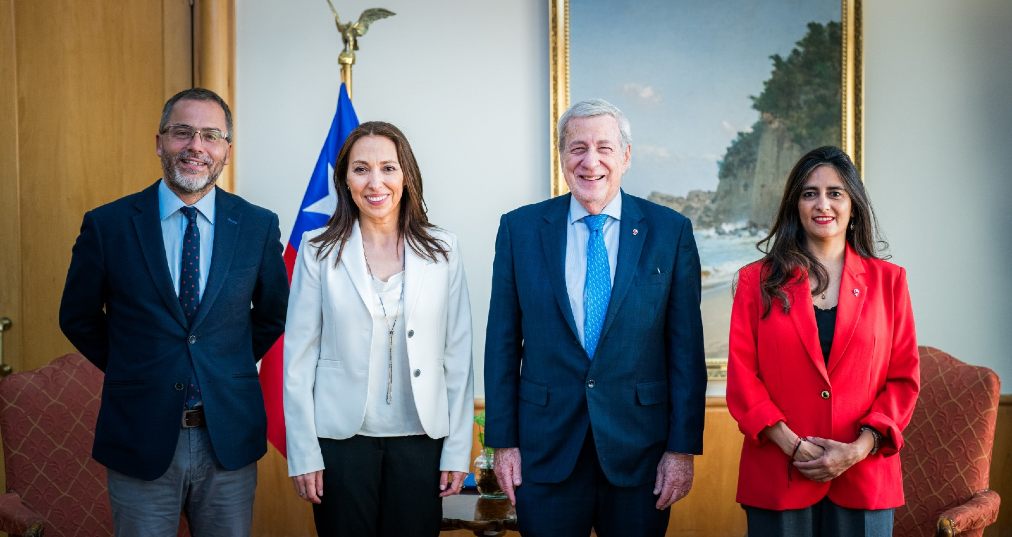 Foto de Paulina Nazal, vestida de blanco, nueva comisionada de Chile para Expo Osaka 2025