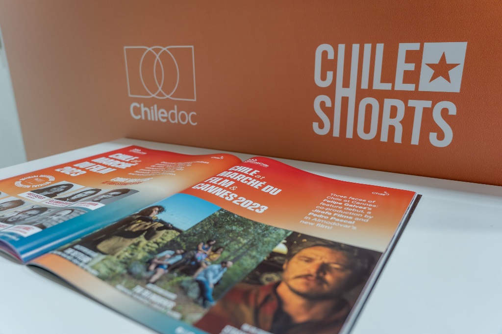 Catálogo de ProChile, CinemaChile, Chiledoc y ChileShorts en el stand de Chile en Marché du Film 2023 en Cannes