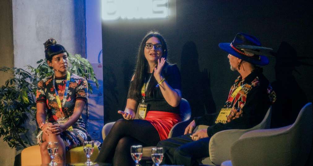 Tres mujeres participan en un panel de conversación en BIME Bogotá 2023 donde Chile participó gracias a la marca sectorial Chilemúsica y el apoyo de ProChile