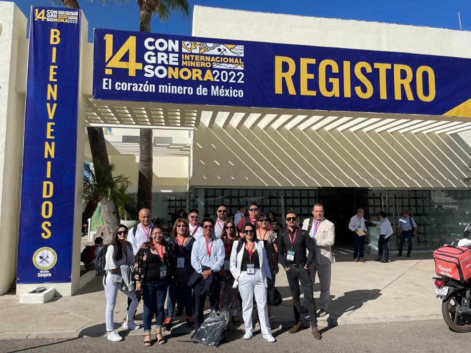 La delegación en la zona de ingreso del Congreso Minero en Sonora.