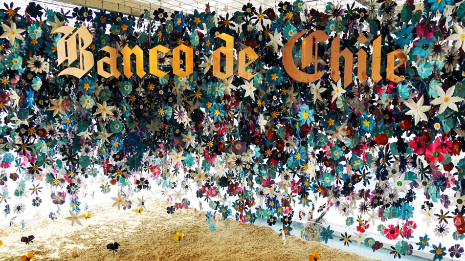 Banco de Chile representará el desierto florido de Atacama en la Expo Dubái, con más de 8 mil flores creadas por artesanos nacionales