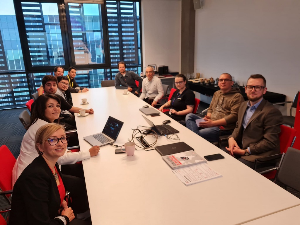 Personas sentadas en una mesa de reunión en Polonia