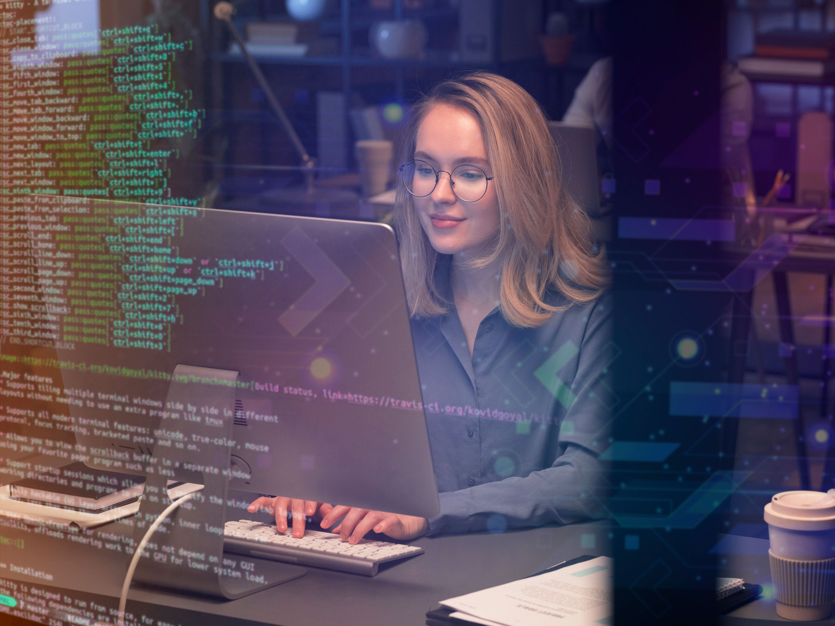 Mujer trabajando en codigo Tech Tour